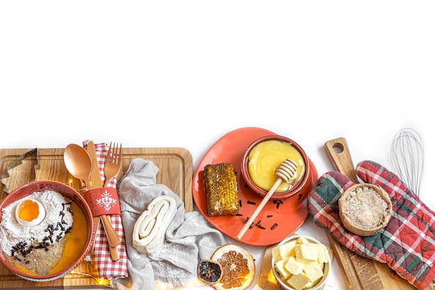 Zestaw apetycznych dań na stole